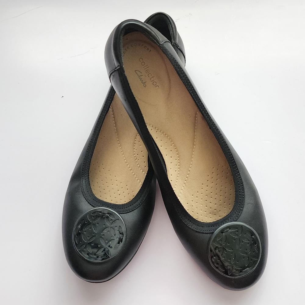 Clarks Black Leather Round-Toe Ballet Flats with Medallion